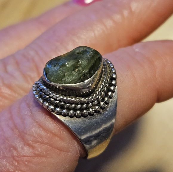 Raw Peridot Green & Silver Ring - Size 8-9 Maybe? - Picture 3 of 5